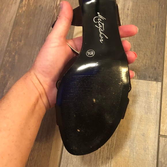 EUC!  Fashion Low Heel w/ brown stone detail. - Picture 11 of 13